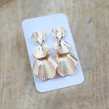 Load image into Gallery viewer, Tiered Gold Shell Earring