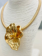 Load image into Gallery viewer, Vintage Flower Choker
