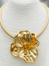 Load image into Gallery viewer, Vintage Flower Choker