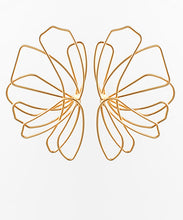 Load image into Gallery viewer, Wire Flower Earrings