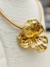 Load image into Gallery viewer, Vintage Flower Choker
