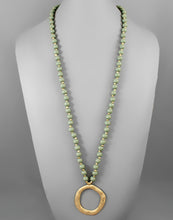 Load image into Gallery viewer, Circle Pendant Bead Necklace