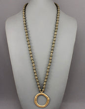 Load image into Gallery viewer, Circle Pendant Bead Necklace